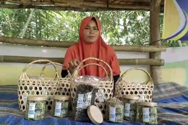 Ibad, Perempuan yang Sukses Bangun Usaha Kerupuk Daun Bambu