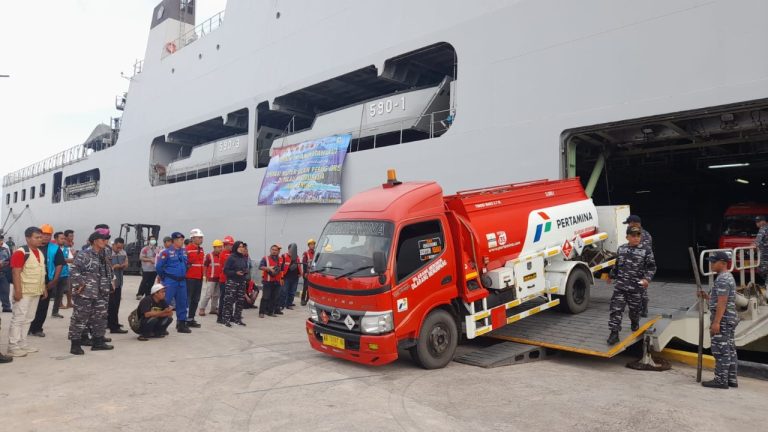 Kapal Perang Tiba, BBM dan Bantuan Logistik Langsung Terdistribusi