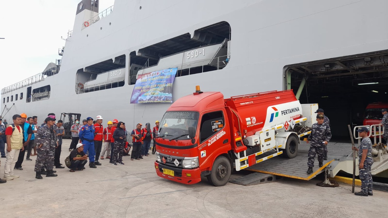 Kapal Perang Tiba, BBM dan Bantuan Logistik Langsung Terdistribusi