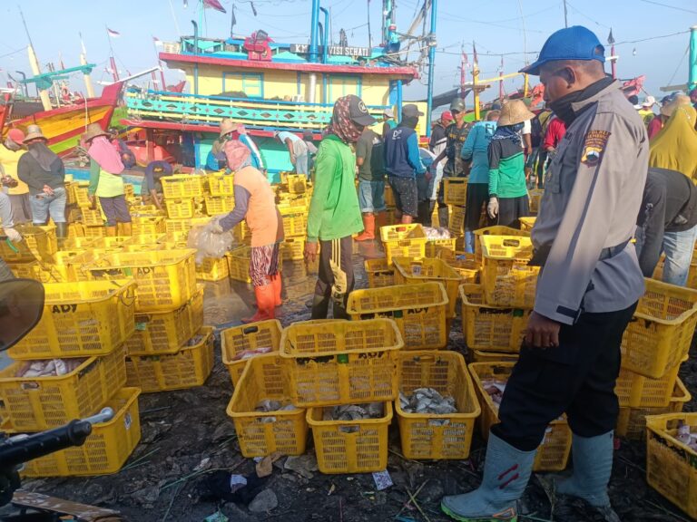 Sat Polairud Polres Rembang Kawal Aktivitas di TPI Tasikagung