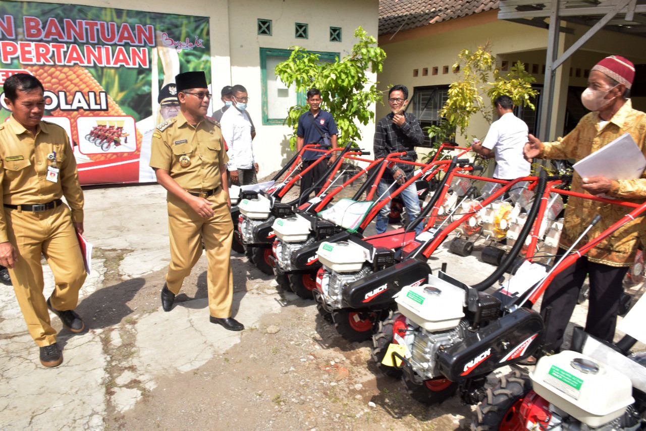 Dukung Program Lumbung Pangan, Pemkab Serahkan Alsintan ke Petani