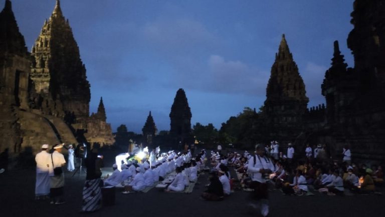 Umat Hindu Gelar Persembahyangan Siwaratri di Candi Prambanan