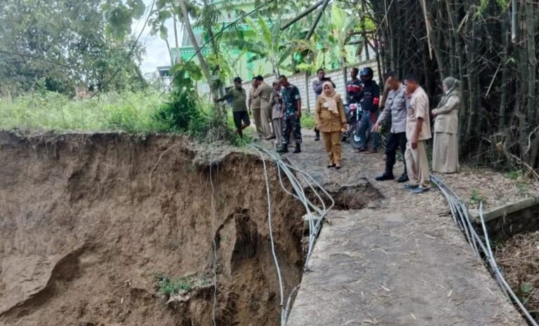 Bibir Sungai Sambong Longsor Sedalam 6 Meter, Sepanjang 300 Meter
