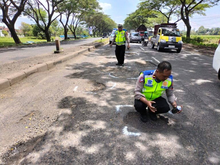 Hujan Mulai Berkurang, Giliran Jalan di Pantura Demak-Semarang Berlubang