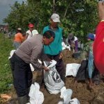 Polsek Tegowanu Membantu Pembangunan Tanggul Yang Jebol