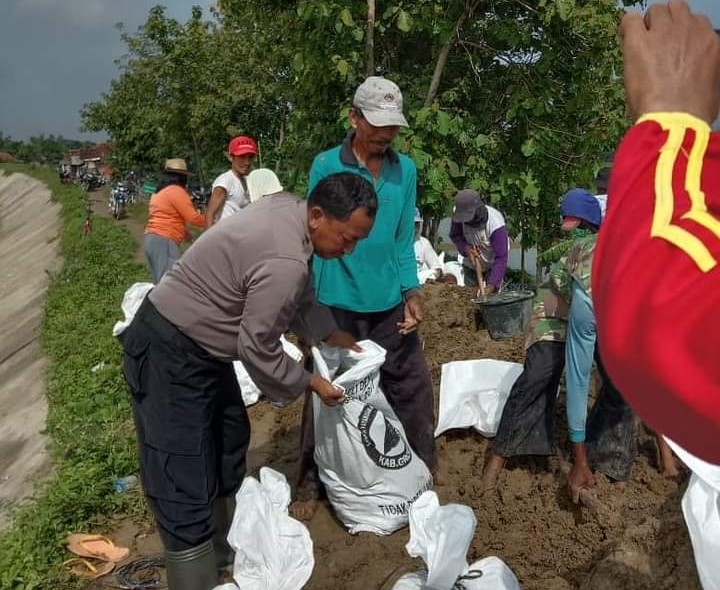 Polsek Tegowanu Membantu Pembangunan Tanggul Yang Jebol