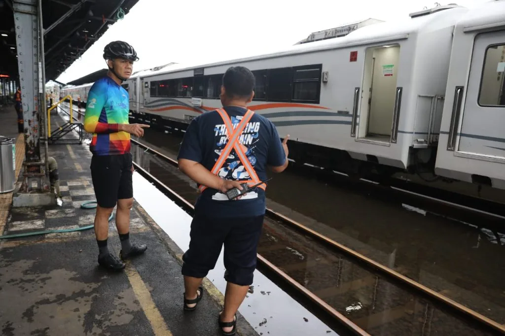 Hari Pertama 2023, Ganjar Gowes ke Stasiun Tawang, Cek Banjir