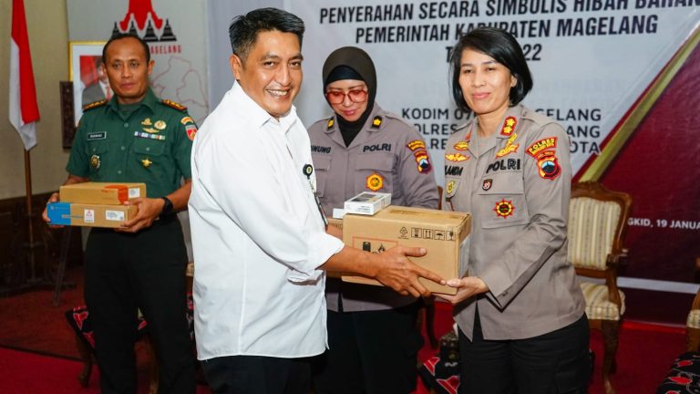 Bupati Magelang Serahkan Hibah Alat Komunikasi Senilai Rp 2 M