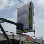 Belum Kantongi Izin, Satpol PP Razia Reklame di Papan Baliho