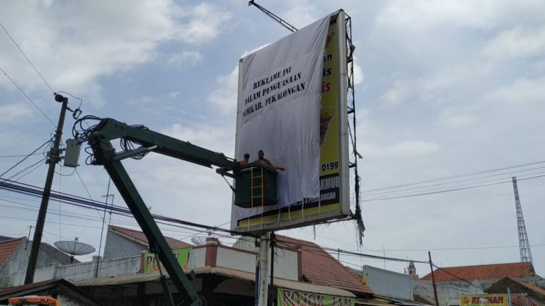 Belum Kantongi Izin, Satpol PP Razia Reklame di Papan Baliho