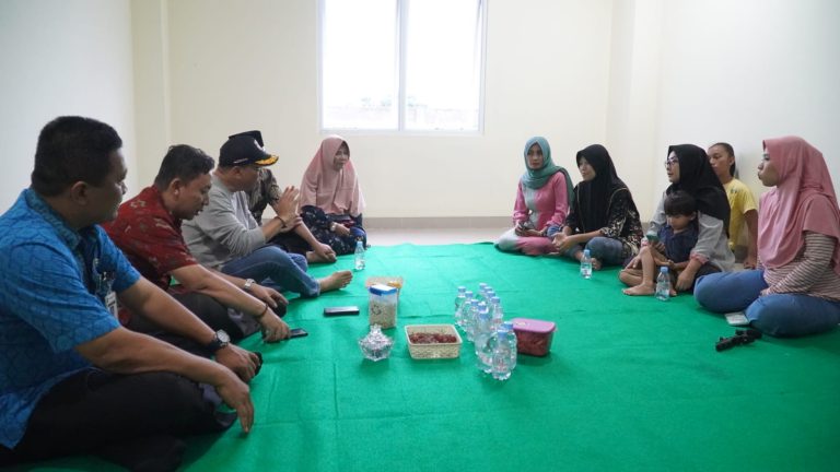 Jenguk Dua Bocah yang Sakit, Edy Supriyanta Serahkan Bantuan
