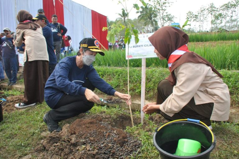 PT KPI dan Pemkab Tanam 1.000 Pohon di Desa Citepus Jeruklegi