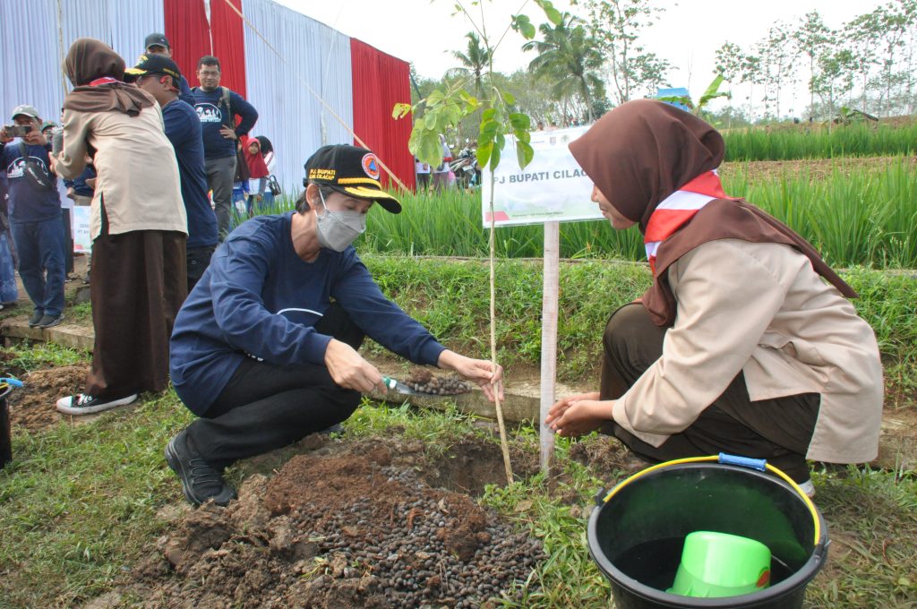 PT KPI dan Pemkab Tanam 1.000 Pohon di Desa Citepus Jeruklegi