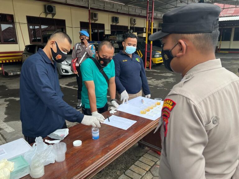 Berantas Narkoba di Lingkungan Polri, Polres Cek Urine Anggota
