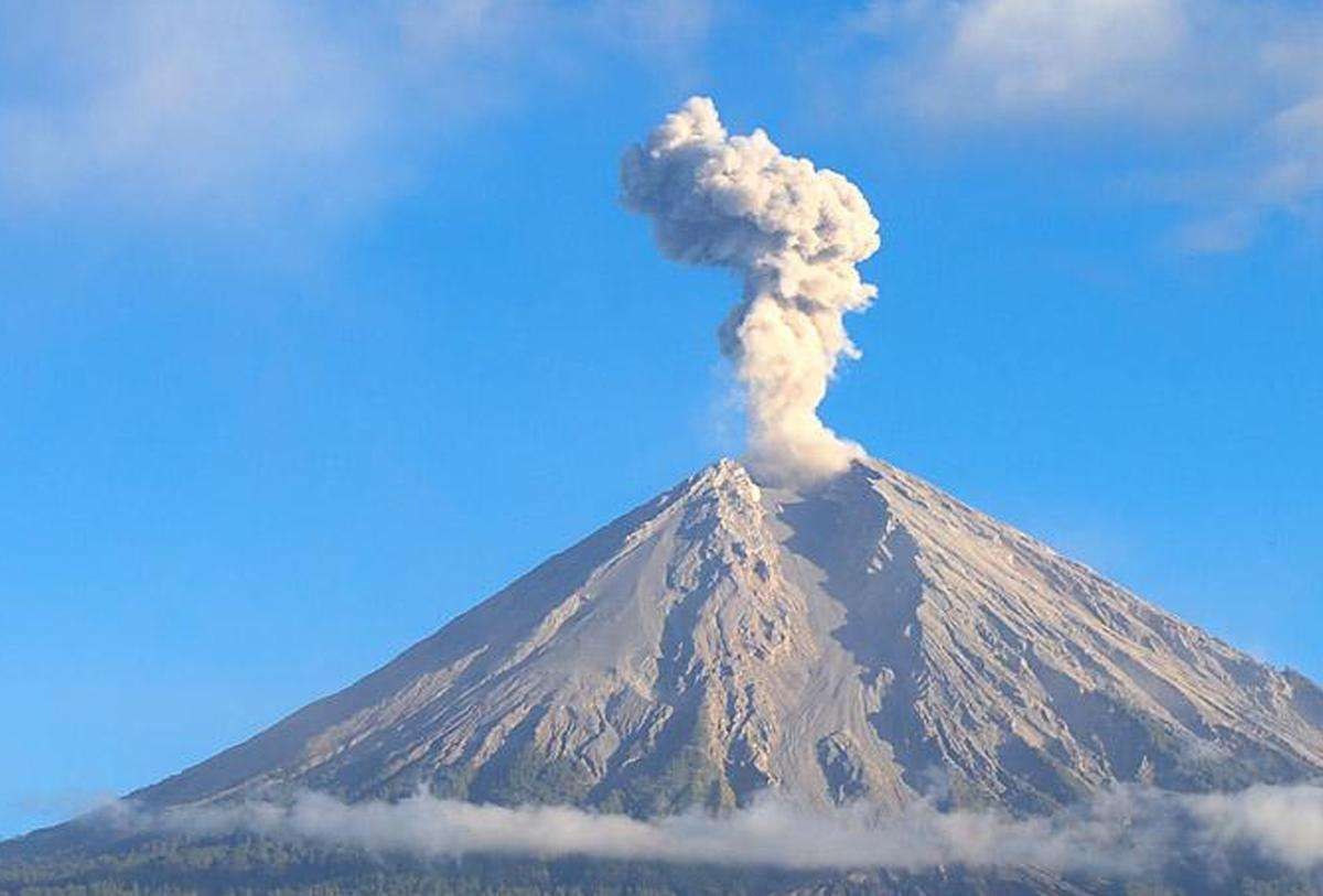 Semeru 2 Kali Erupsi, Warga Diminta Tak Beraktivitas di Radius 5 Km
