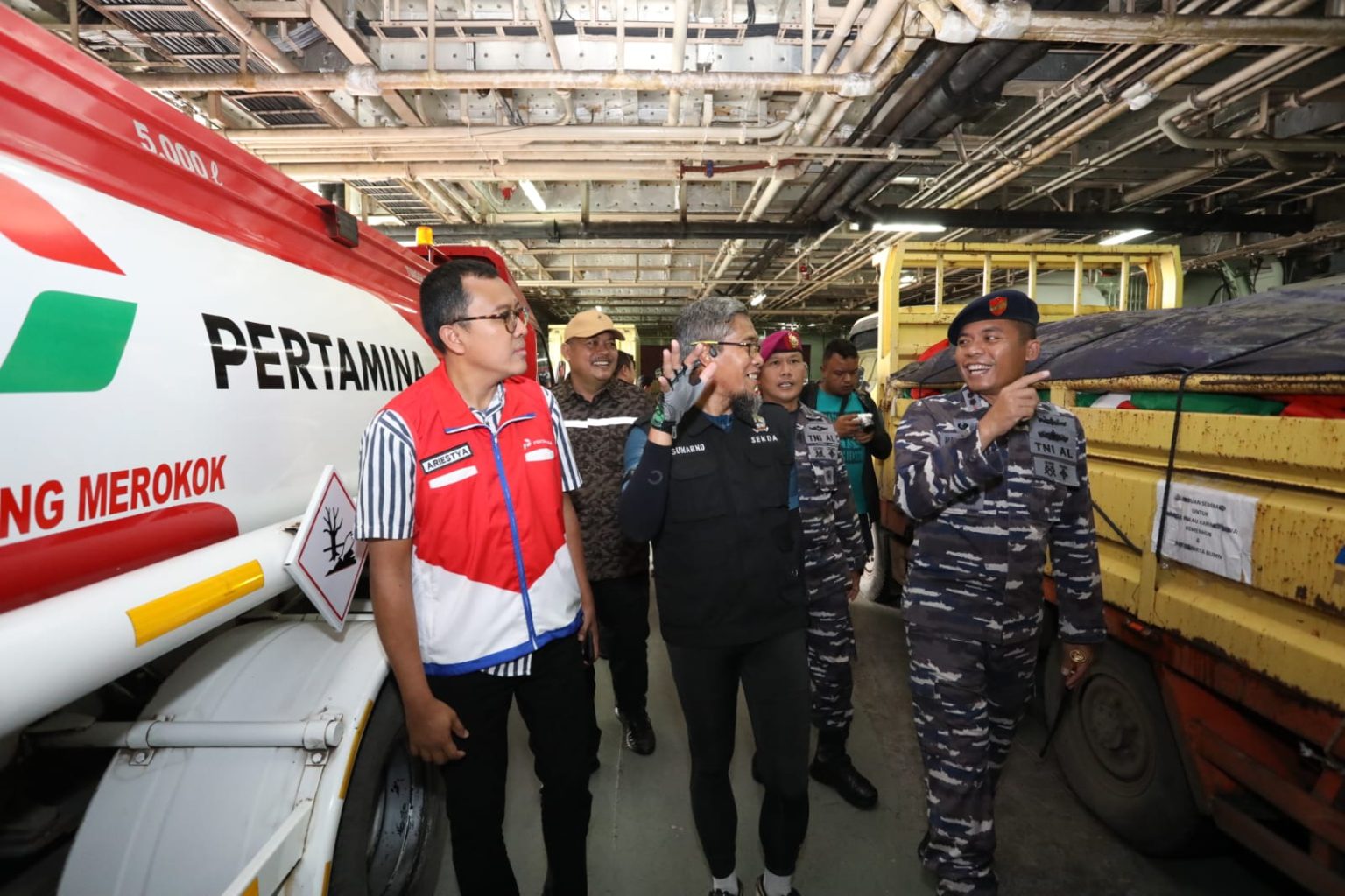Menuju Karimunjawa, KRI Makassar Angkut BBM dan Logistik