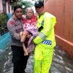 Puluhan Personel Polres Batang Bantu Evakuasi Korban Banjir
