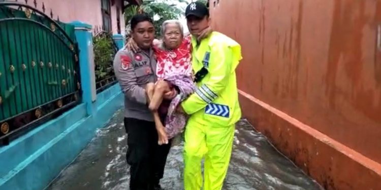 Puluhan Personel Polres Batang Bantu Evakuasi Korban Banjir