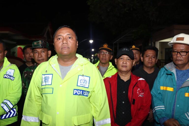 Tanggul Kali Babon Jebol, Tim SAR Polres Demak Evakuasi Warga