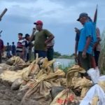 Warga Mijen Gotong-Royong Perbaiki Tanggul Longsor Sungai Wulan