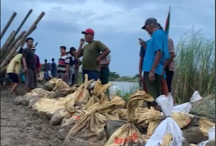 Warga Mijen Gotong-Royong Perbaiki Tanggul Longsor Sungai Wulan