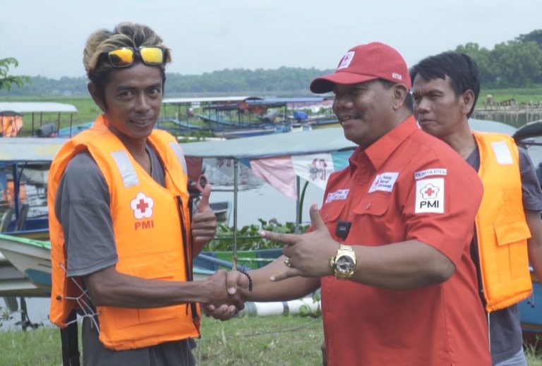 PMI Boyolali Bantu Jaket Pelampung untuk Paguyuban Perahu
