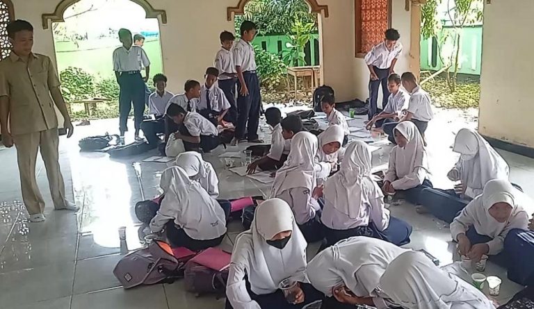 Pasca Banjir, KBM SMP N 9 Batang, Sebagian Digelar di Mushala
