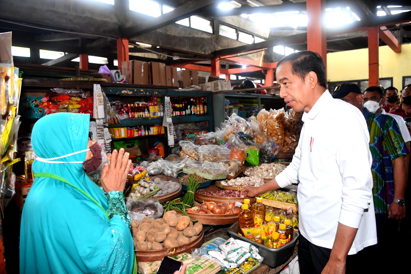 Presiden Jokowi Tinjau Aktivitas Pasar Sentul, Temui Harga Beras Naik