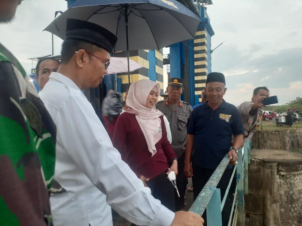Debit Air Meninggi, Bupati Eisti'anah Tinjau Waduk Wilalung