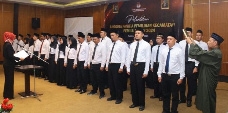 KPU Kudus Lantik 45 Anggota PPK Terpilih