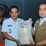 Serahkan 6,5 Ton Beras, Hartopo: Selama Ada Pengungsi, Logistik Harus Terpenuhi