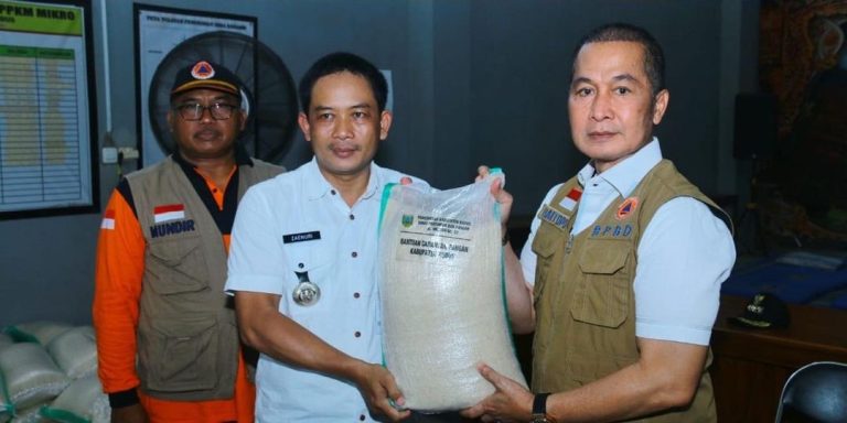 Serahkan 6,5 Ton Beras, Hartopo: Selama Ada Pengungsi, Logistik Harus Terpenuhi