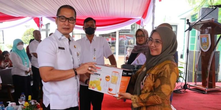 Bangkitkan Sektor Perekonomian, Pemkab Serahkan Bantuan Peralatan untuk UMKM