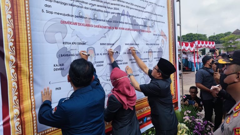 Bupati Tandatangan Deklarasi dan Komitmen Penyelenggaraan Pemilu 2024