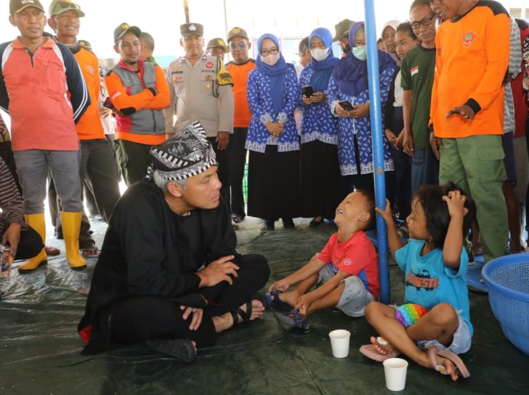 Kunjungi Posko Pengungsian, Ganjar Cek Logistik dan Dapur Umum