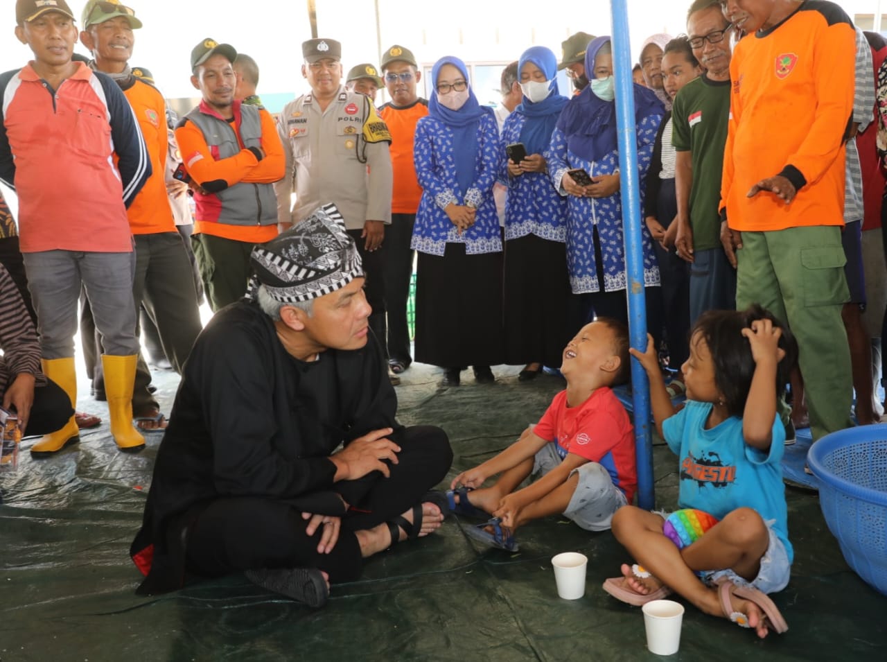 Kunjungi Posko Pengungsian, Ganjar Cek Logistik dan Dapur Umum