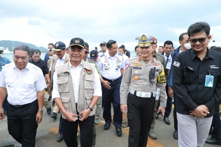 Kakorlantas dan Menko PMK Tinjau Arus Libur Nataru di Pelabuhan Merak