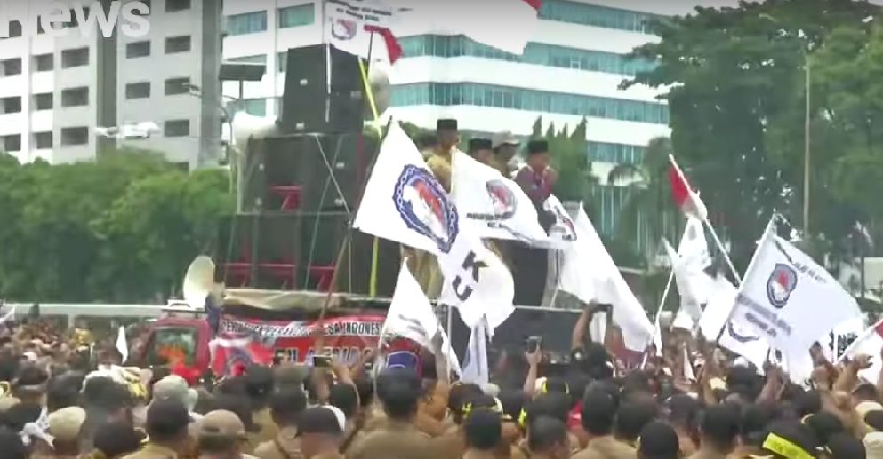 Giliran Puluhan Ribu Perangkat Desa Gelar Aksi di Depan Gedung DPR RI