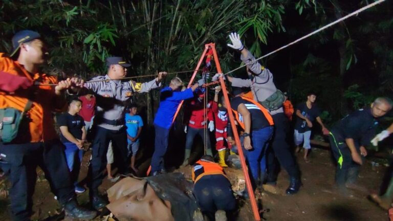 Polisi dan BPBD Bantu Evakuasi Difabel Tewas Tercebur ke dalam Sumur