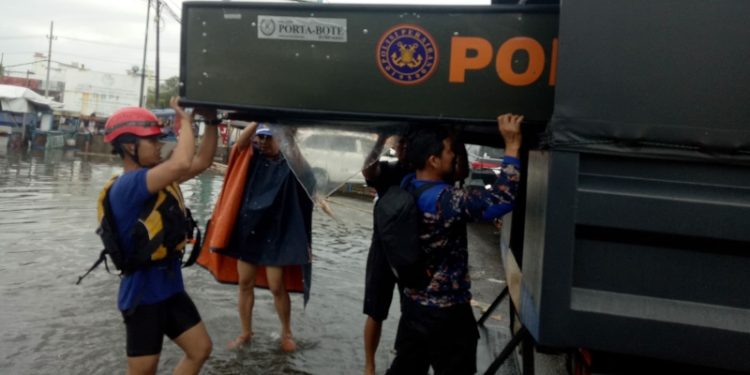 Kota Semarang Banjir, Ditpolairud Jateng Turunkan Tim Sar Perahu Karet