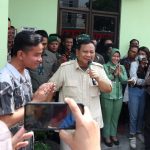 Menhan Prabowo Didampingi Gibran Serahkan Motor untuk Babinsa