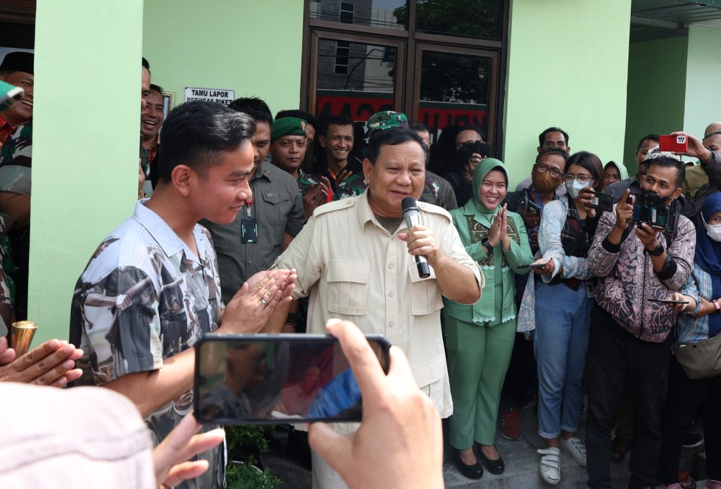 Menhan Prabowo Didampingi Gibran Serahkan Motor untuk Babinsa
