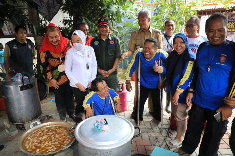 Pantau Banjir, Kepala BNPB dan BMKG Diajak Ganjar Kunjungi Dapur Umum dan Stasiun Tawang