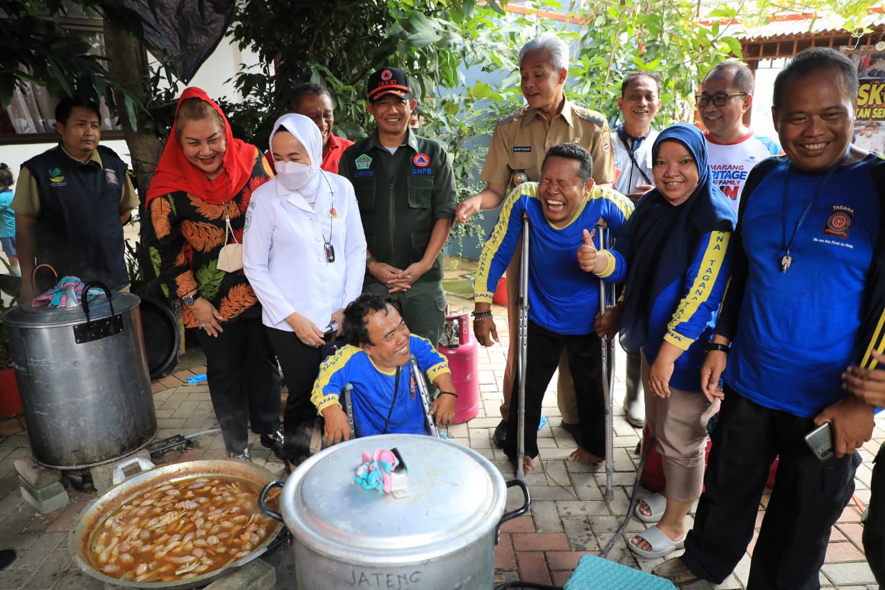 Pantau Banjir, Kepala BNPB dan BMKG Diajak Ganjar Kunjungi Dapur Umum dan Stasiun Tawang
