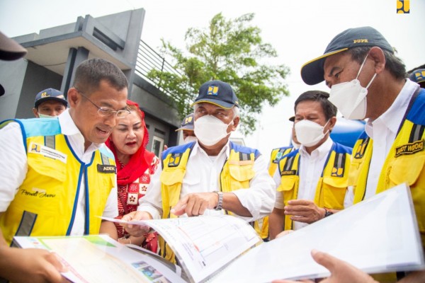 Tinjau Banjir Semarang, Menteri Basuki Instruksikan Tambah Kapasitas Pompa dan Pintu Air