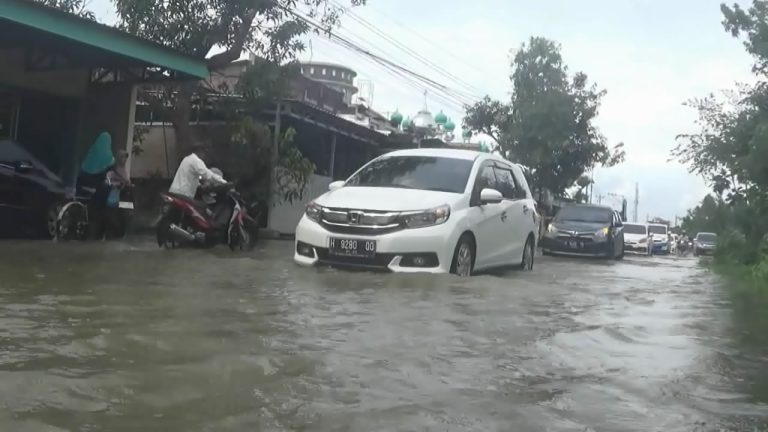 Belum Surut, Jalur Alternatif Demak - Semarang Masih Terendam