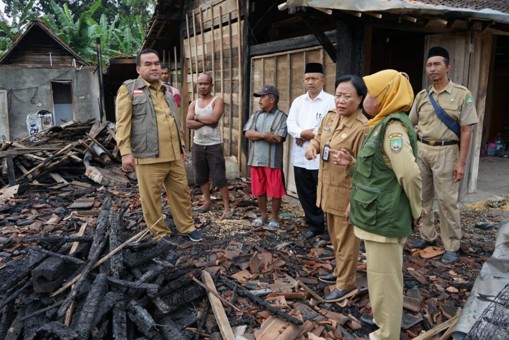 Datangi Tiga KK Korban Kebakaran di Desa Jepangrejo, Bupati Ulurkan Bantuan