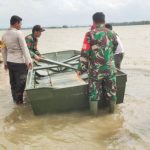Kodim 0718/18 Pati, Kirim Perahu Tempel ke Lokasi Banjir Desa Karangrowo