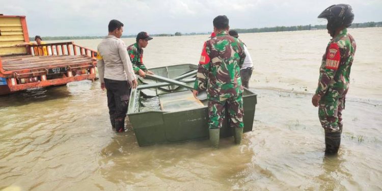 Kodim 0718/18 Pati, Kirim Perahu Tempel ke Lokasi Banjir Desa Karangrowo