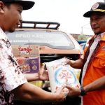 Pj Bupati Pati Serahkan Bantuan Darurat kepada Warga Desa Mintobasuki